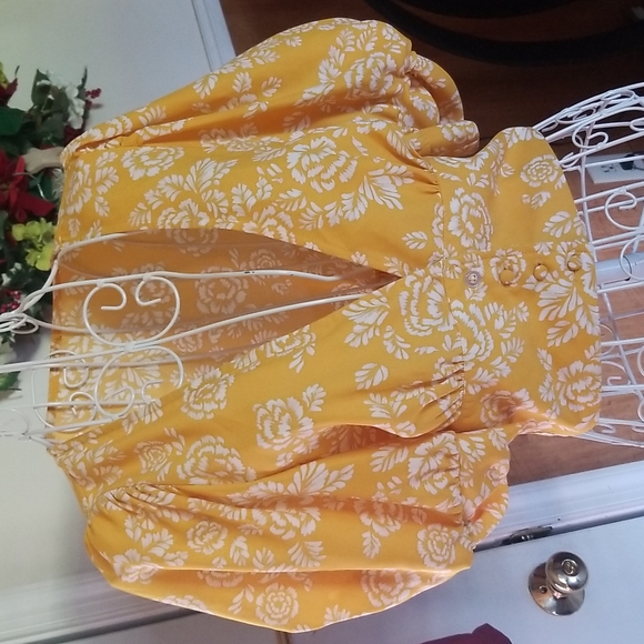 FRESH AND FLORAL❣️Adorable yellow and white floral crop style top - Picture 3 of 8